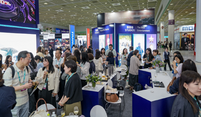 CWW 2024 BBC 스튜디오 부스에서 참가 바이어와의 네트워킹 이벤트(해피아워)가 진행되고 있다. 콘진원 제공